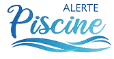 Logo "ALERTE Piscine" en bleu script, superposé à des vagues aquatiques stylisées. Symbole de sécurité et de surveillance de piscine.