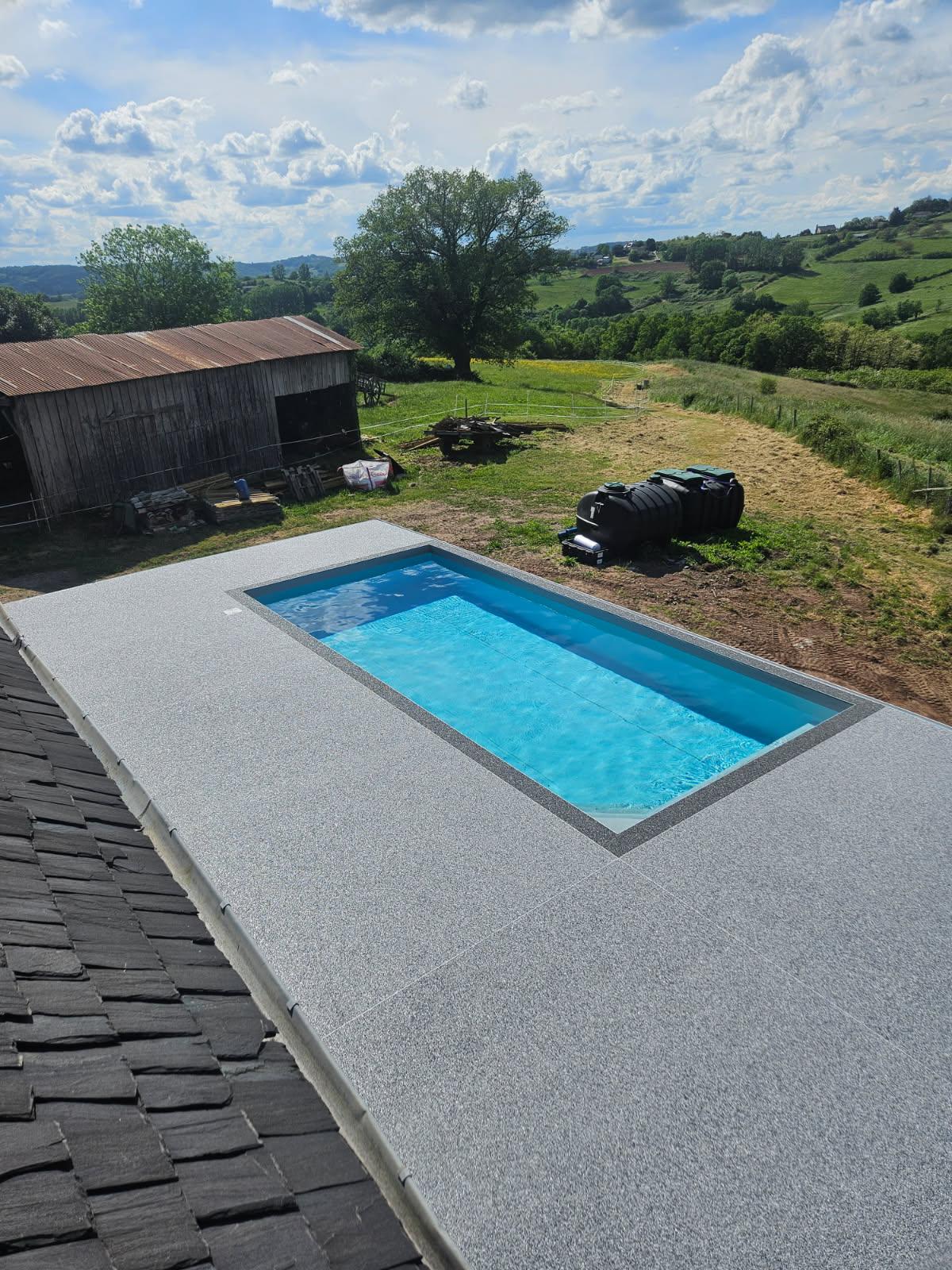 Cascade piscine moderne : ajoutez une touche de luxe en inox Lame d'eau en inox moderne déversant une cascade cristalline dans un jacuzzi à mosaïque bleue, créant une mousse rafraîchissante.